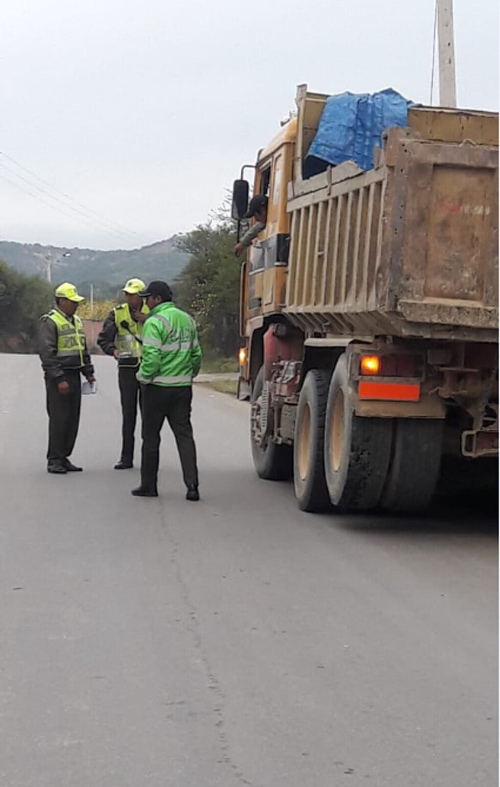 Identifican a 3 choferes  de volquetas sin licencia