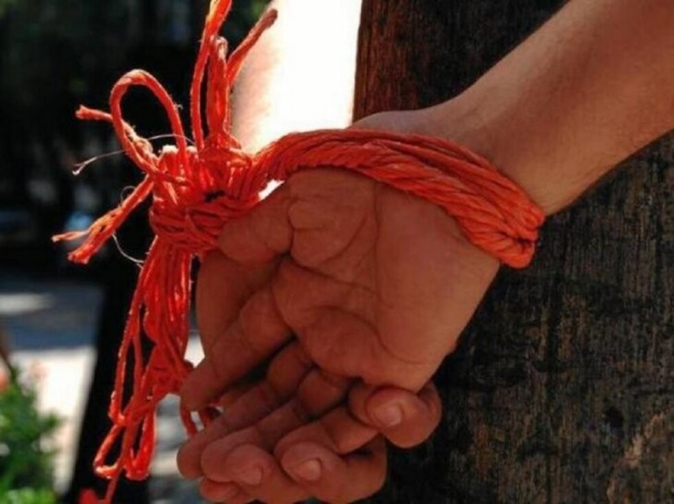Lo ataron a un árbol  y violaron a su novia