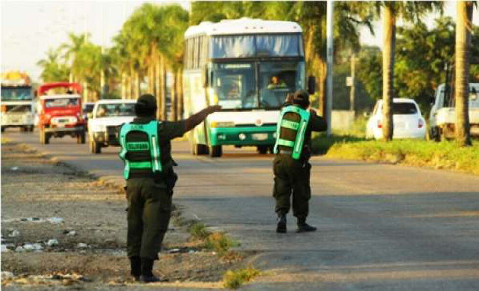 Evitan que chofer ebrio de  bus viaje con 27 pasajeros