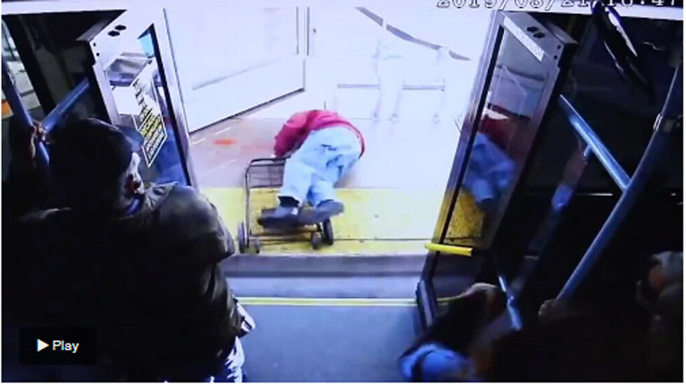 Mujer arrojó a un anciano del bus y lo mató