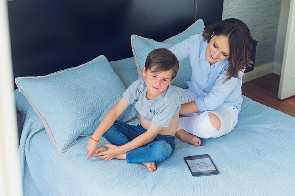 Masajes y cuentos a la vez para dormir a los niños, ¿cómo es la 'app' que se populariza entre los padres?
