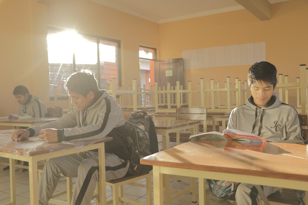 Colegio “Julio Calvo” recibe mobiliario por Bs 800 mil