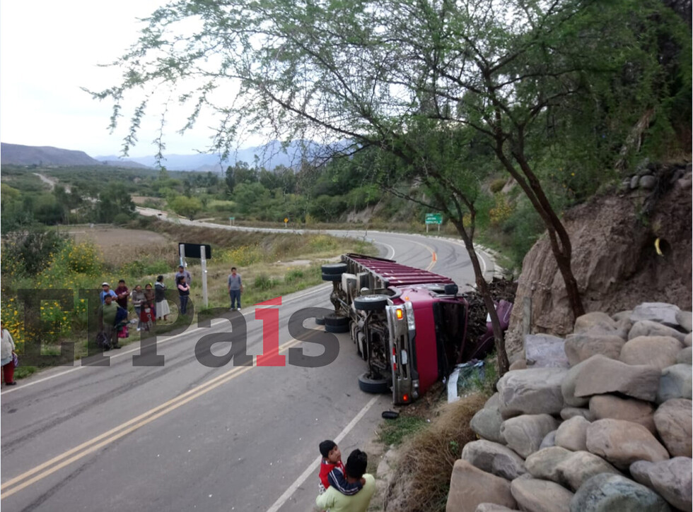 Camión vuelca en vía a Pampa Redonda y deja un fallecido
