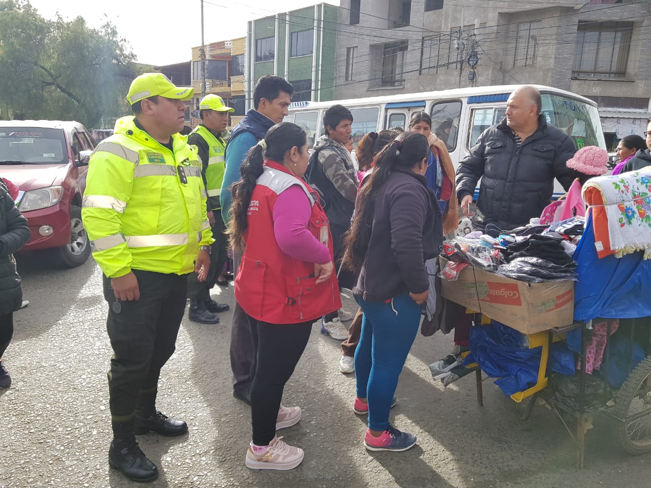 Alcaldía de Tarija trabaja en el ordenamiento de la zona del mercado Campesino