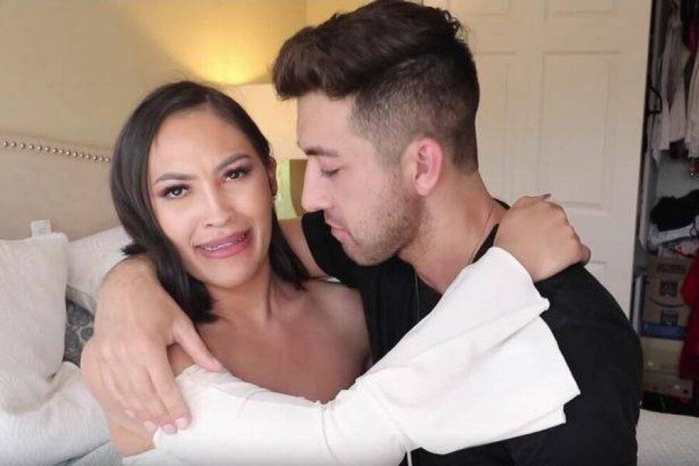 Besó a su mamá tras besar a hermana