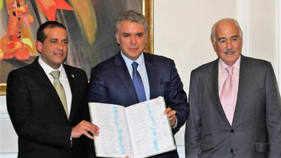 Duque recibe firmas de bolivianos para activar consulta contra reelección
