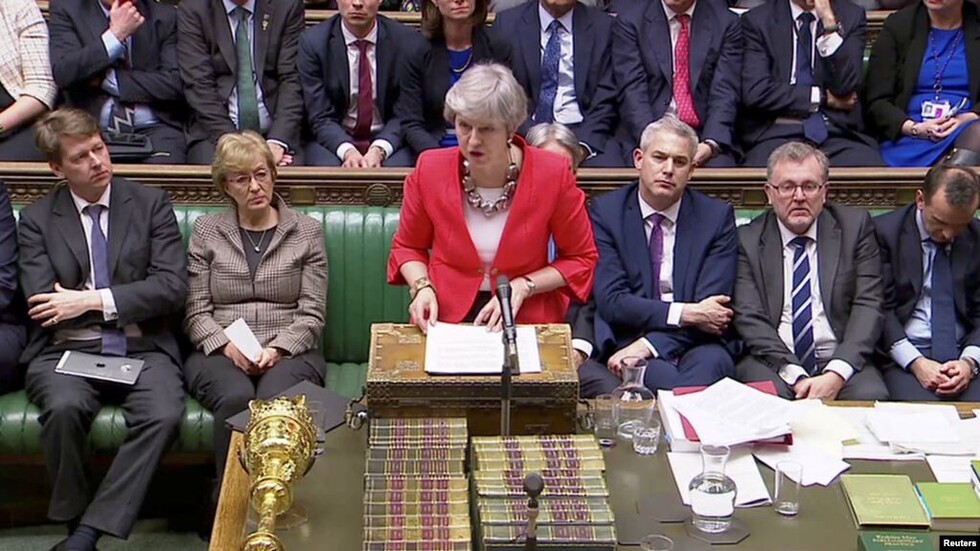 Reino Unido dividido por el Brexit, May se aferra al poder