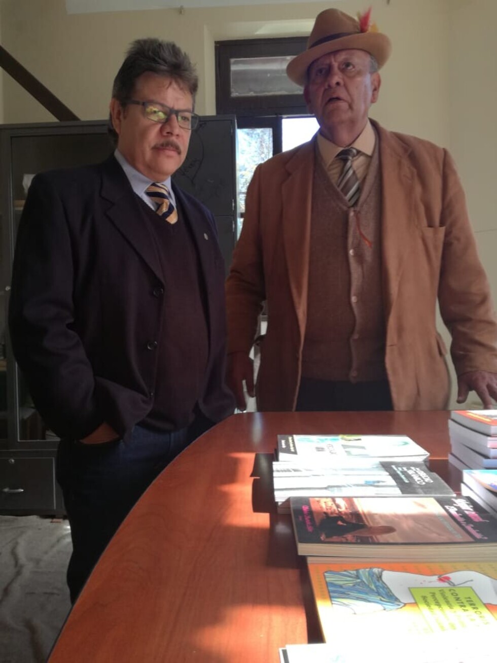 UAJMS recibe libros sobre Islam de escritora tarijeña