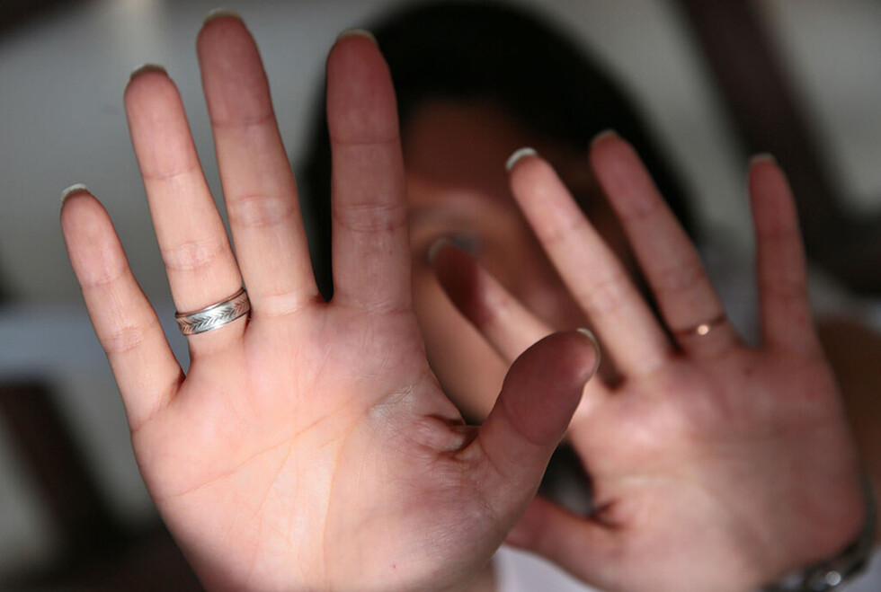 Fue violada tras ir a beber con su esposo y un “amigo”