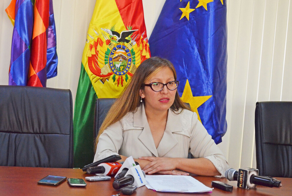Viceministra niega tener culpa por exceso de monto debitado