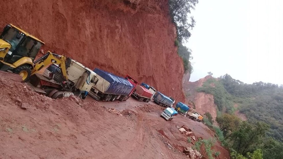 Camiones y flotas paradas tras derrumbe en la cuesta de San Simón