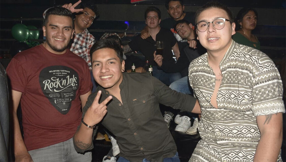 Pasándola   a full en la discoteca