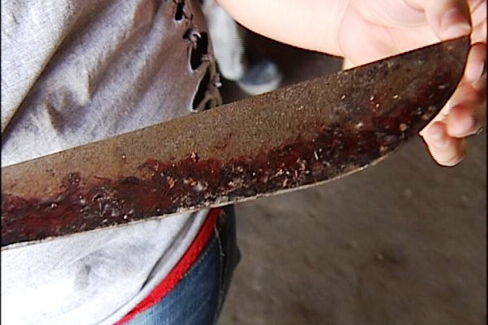 Amedrentó a su familia con cuchillo y machete