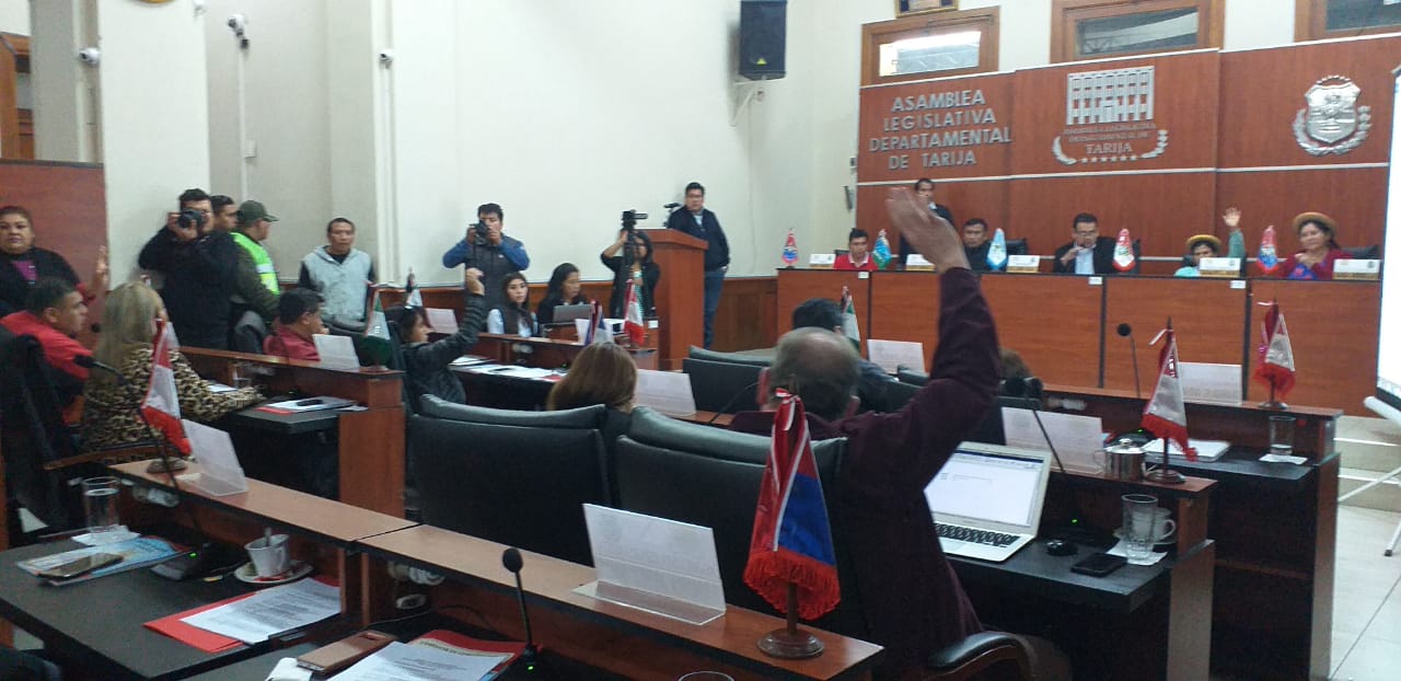 Vega continua al frente de la Asamblea tras tarde de tensión