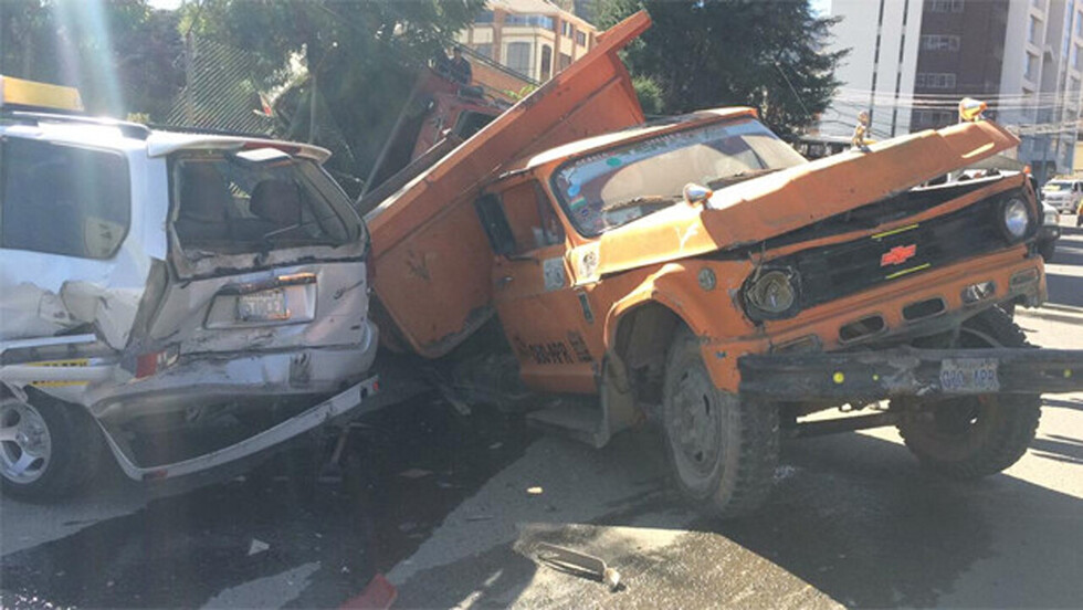 Hay un muerto en choque múltiple en Achumani