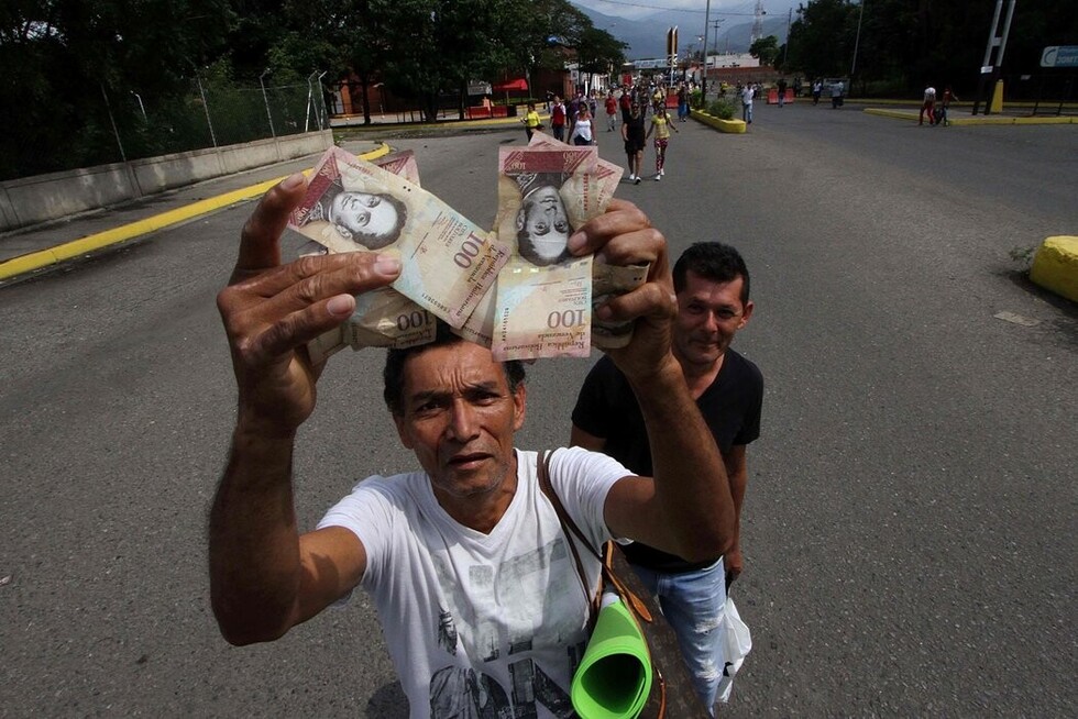 Con Venezuela en colapso, las ciudades se deslizan hacia el aislamiento primitivo