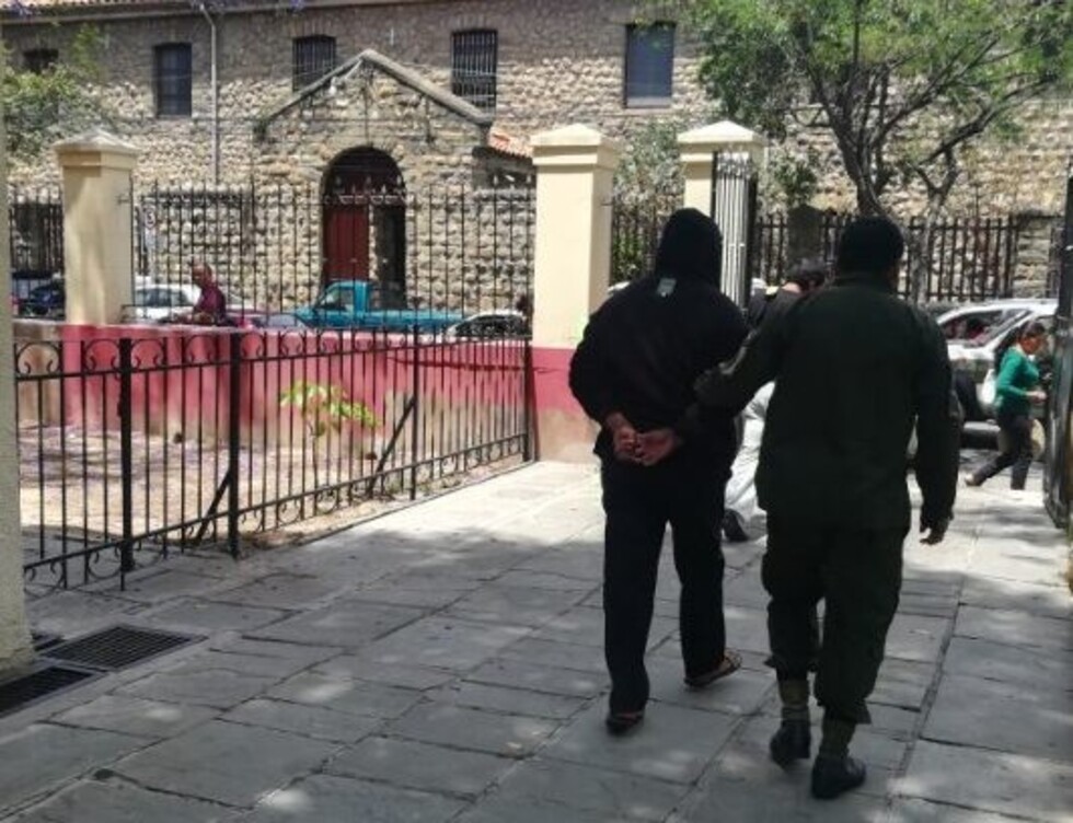Hombre trató de ahorcar a su mujer con cable