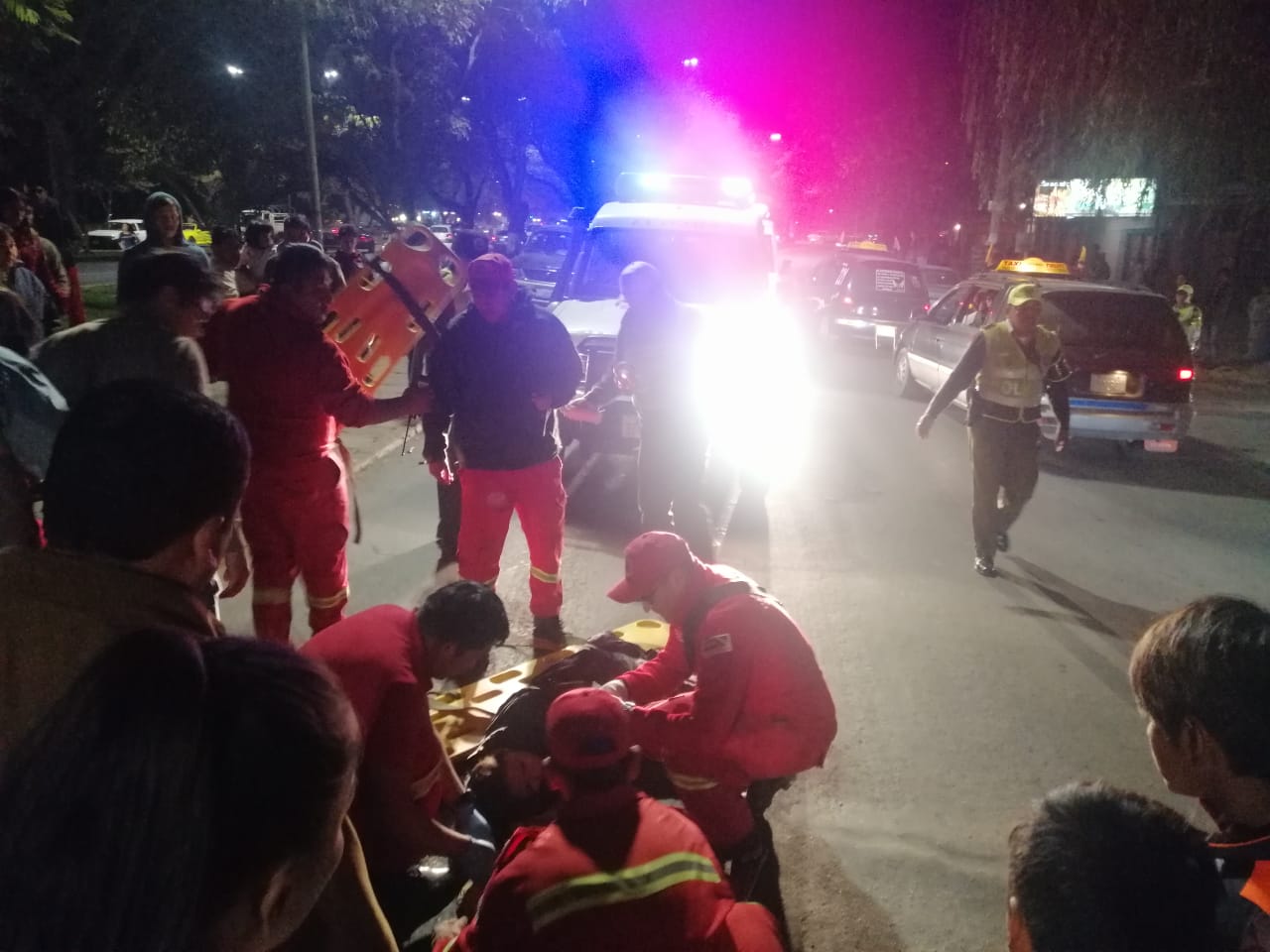 Motociclistas colisionan y resultan heridos