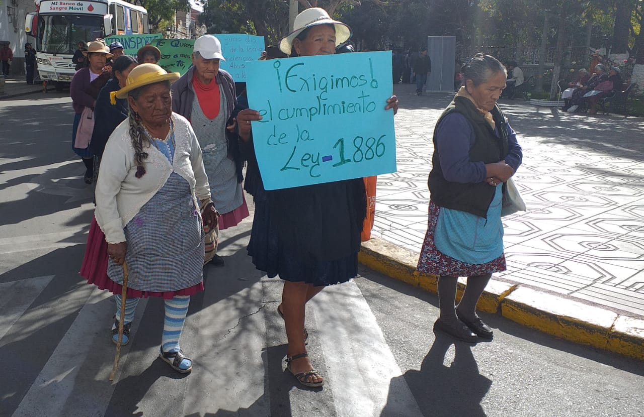 Adultos Mayores marchan para exigir respeto a sus derechos