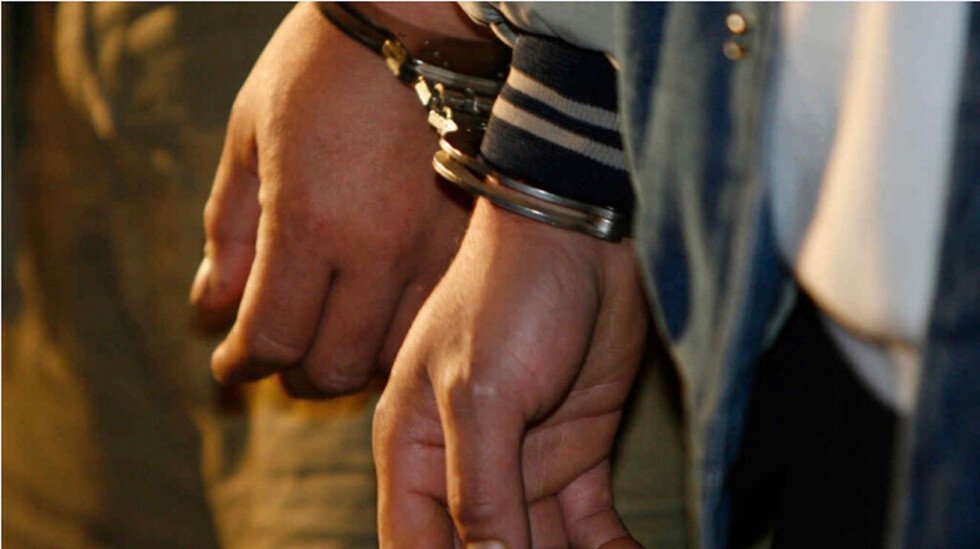 Detienen a dos profesores por abuso sexual