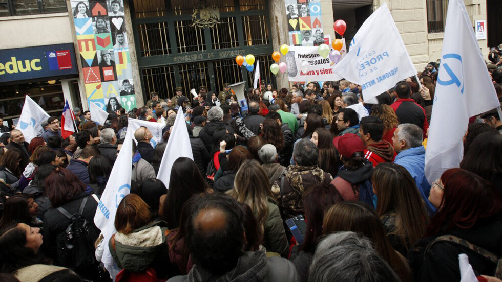Docentes decidirán si siguen en paro
