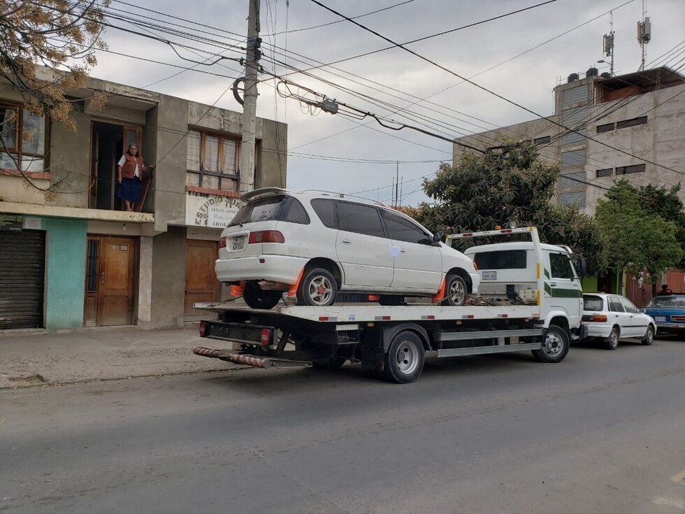 Aprehenden 4 individuos en un auto con armas de fuego e indumentaria policial por carretera La Victoria