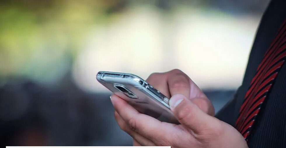 Apuntó a ladrón con celular y lo detuvo