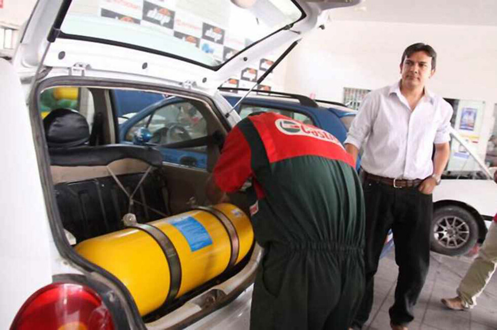 Sentencian a exfuncionarios de Lino por alquiler de auto