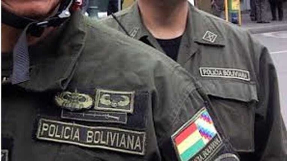 Liberan a policía detenido por golpear a pareja