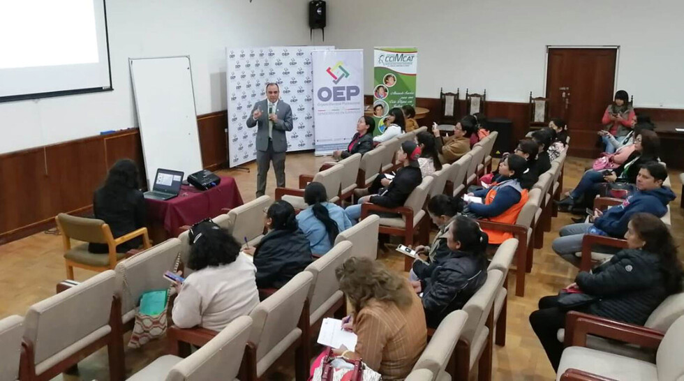 Mujeres se capacitan sobre las elecciones
