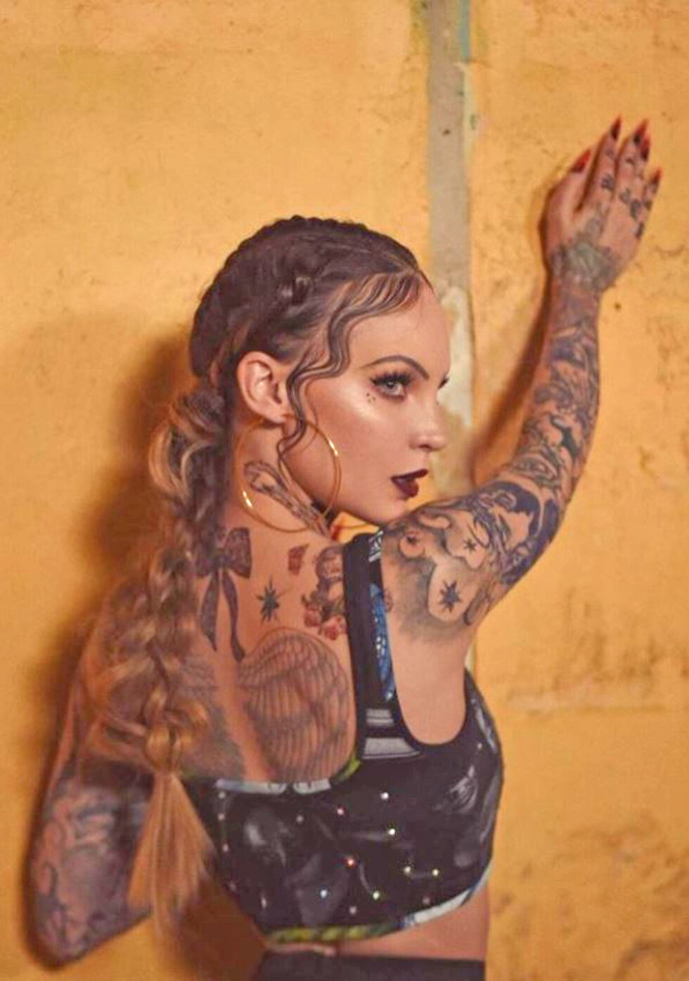 Belinda considera tatuarse todo el cuerpo y así estaría