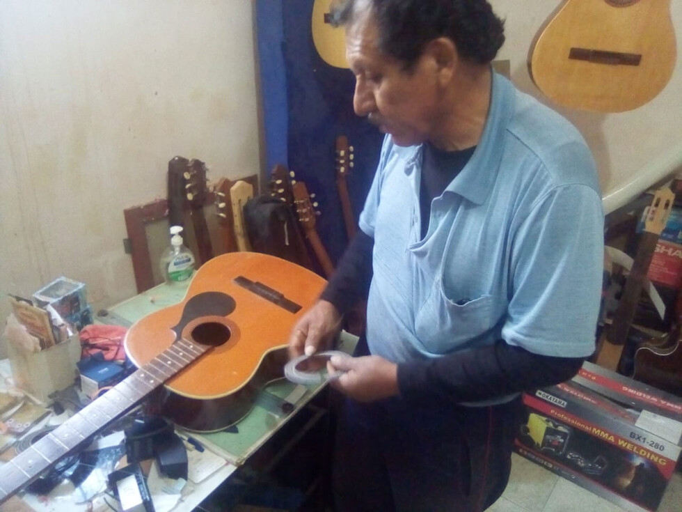 Santiago y sus cuatro décadas como arreglador de guitarras