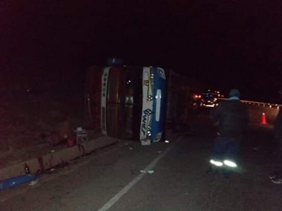 Bus vuelca y deja 4 personas muertas y más de 19 heridos