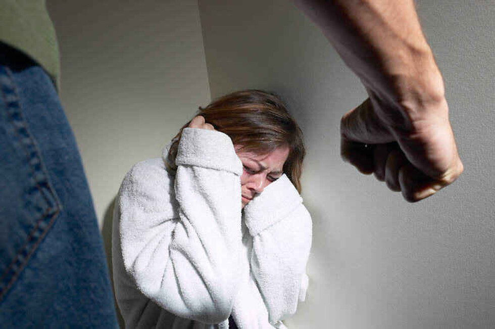 Una pareja despertó a golpes y con  1 apresado