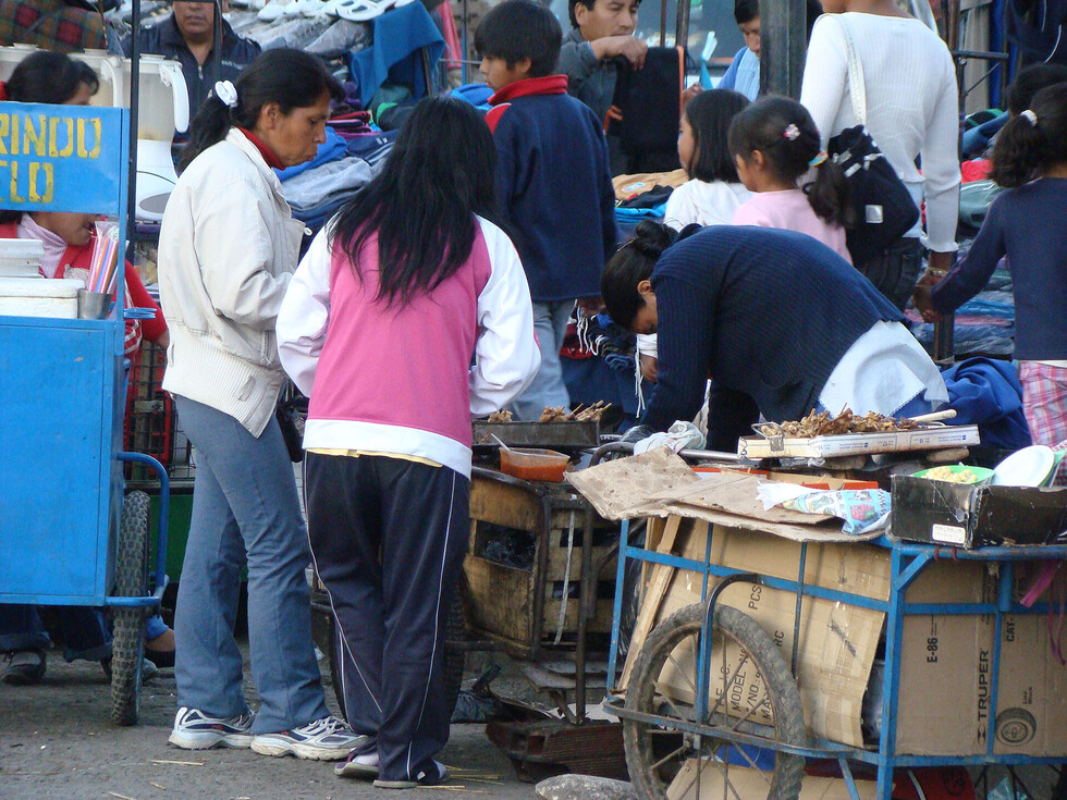 Puestos “agachados” pagan a la  Alcaldía por vender en las calles
