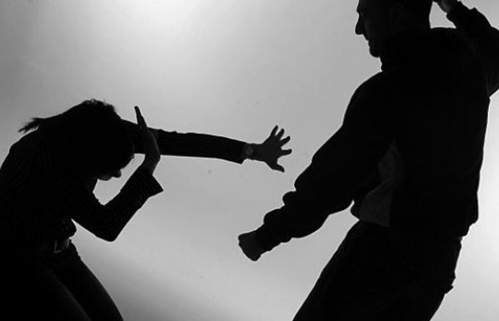 Agreden con golpes de puño a funcionaria policial en Tarija