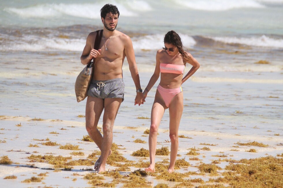 Yatra y Tini  en la playa de  vacaciones
