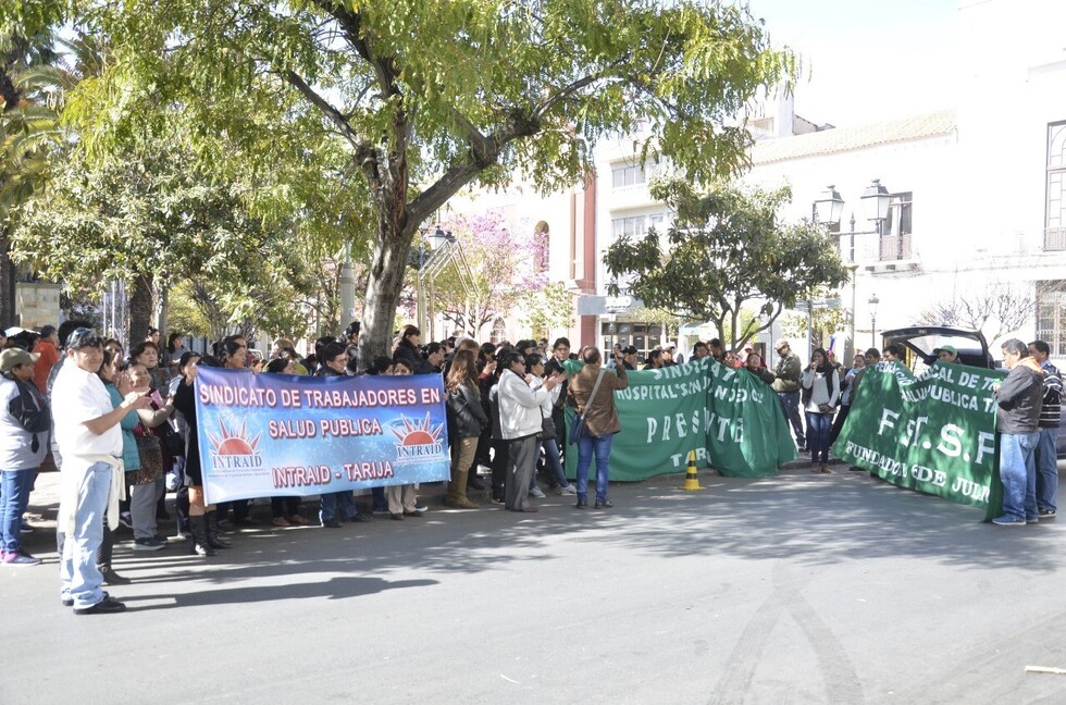 Paro de trabajadores de salud en Tarija deja filas en el HRSJD