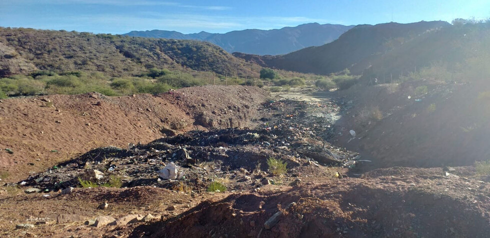 Basura de El Puente acaba en el río San Juan del Oro