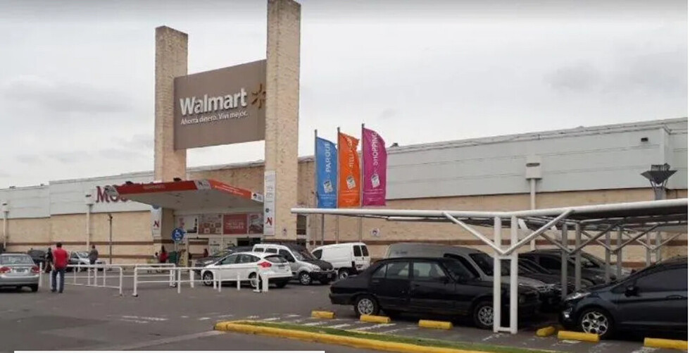 Roban 3 millones a camión blindado en hipermercado