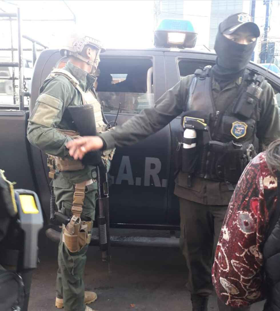 Mujeres policías reducen a cubano armado en cajero automático