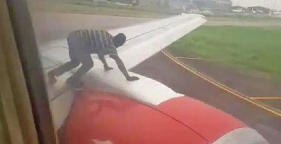 Hombre en ojotas se “trepó” a un avión