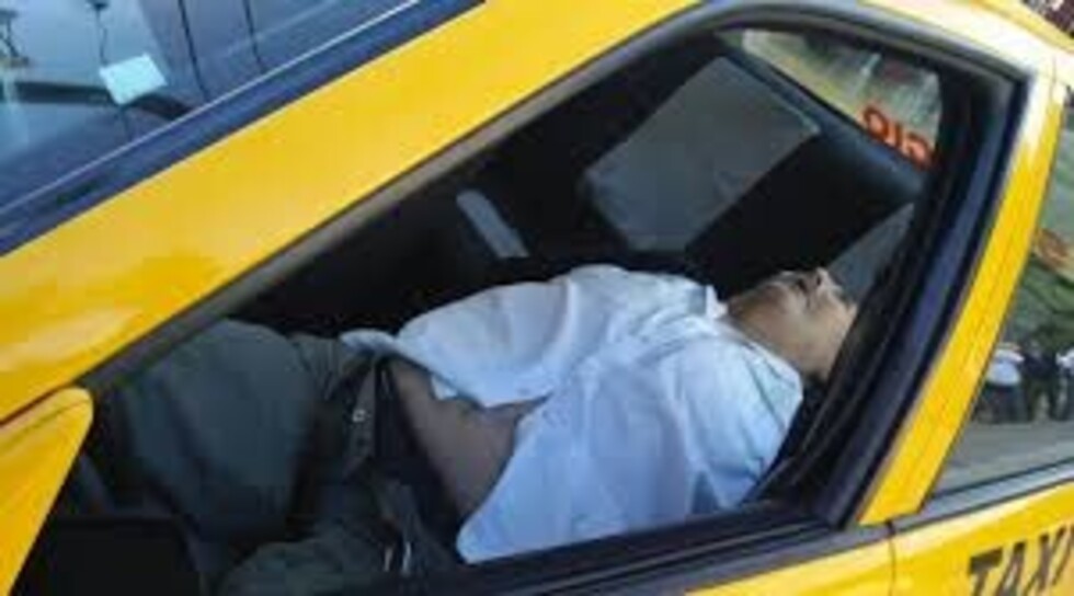 Taxista apareció asesinado a cuchilladas junto a su auto