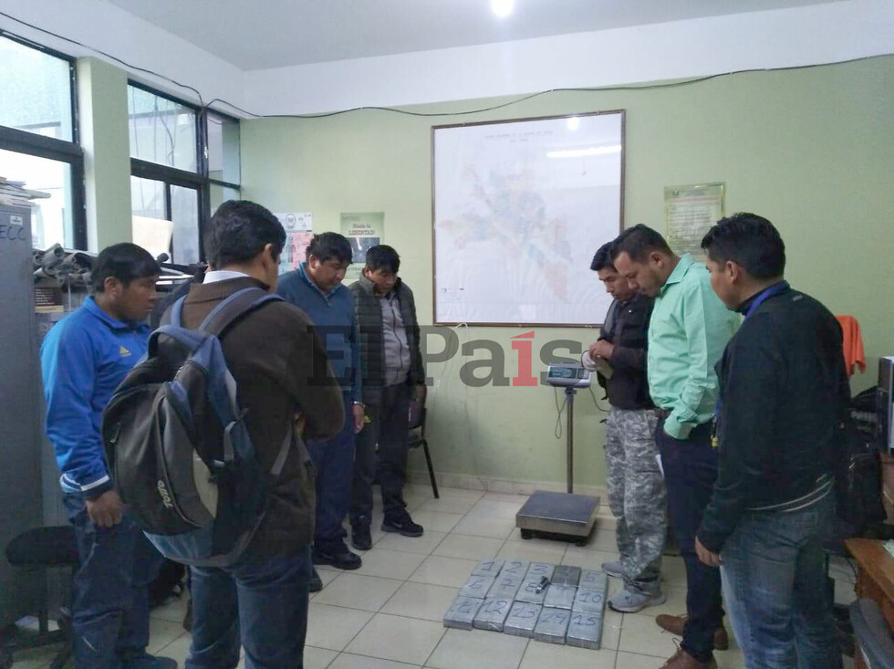 Aprehenden a 4 personas en la ruta Tarija-Bermejo por transportar 16 kilos de cocaína