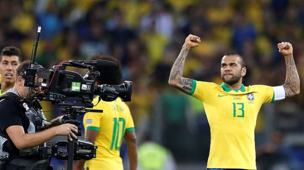 Dani Alves deja Europa para regresar al fútbol brasileño