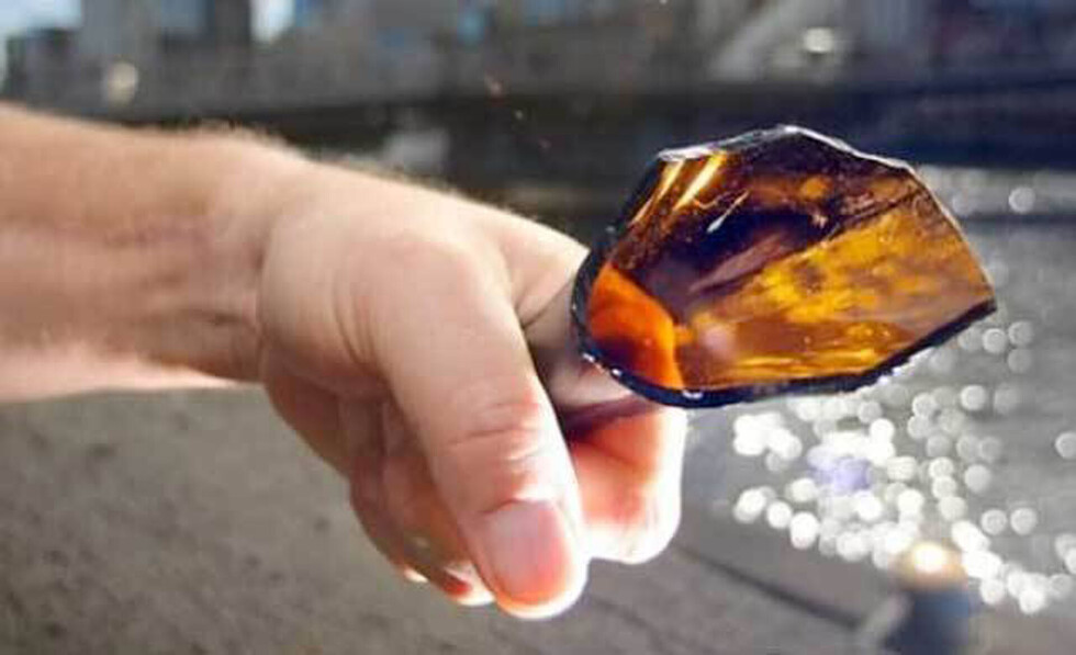 Le sacó el ojo a su amigo con una botella rota