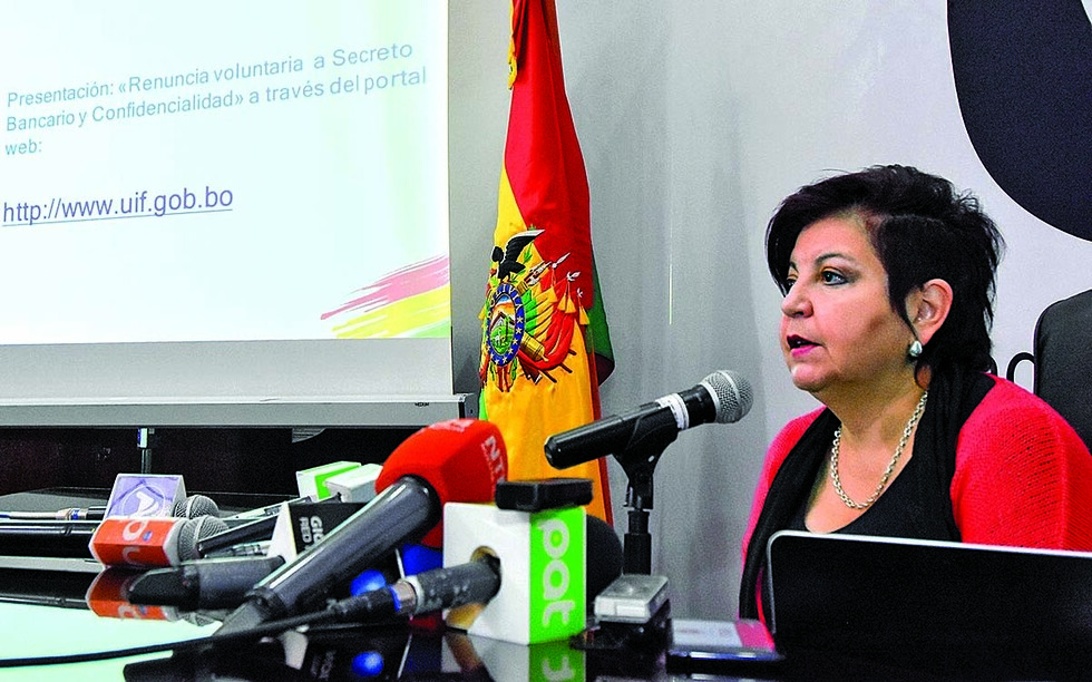 Presentan denuncia contra Directora de la UIF tras anunciar investigación a PAT