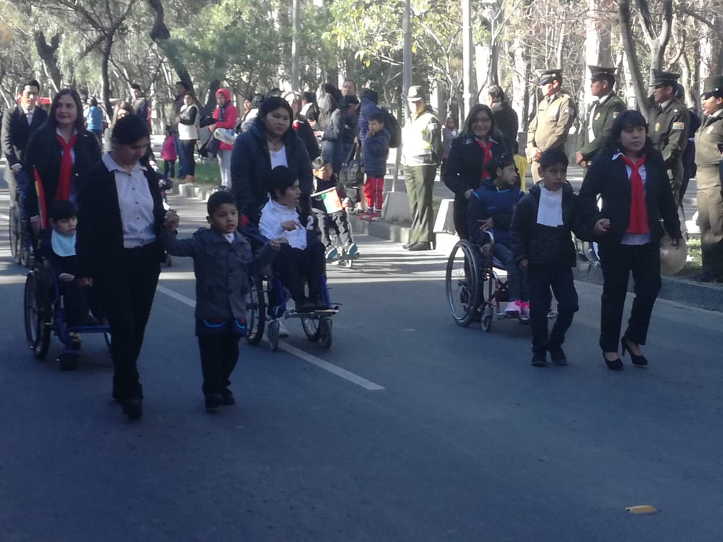 Estudiantes de Tarija rinden homenaje a los 194 años de fundación de Bolivia (FOTOS)