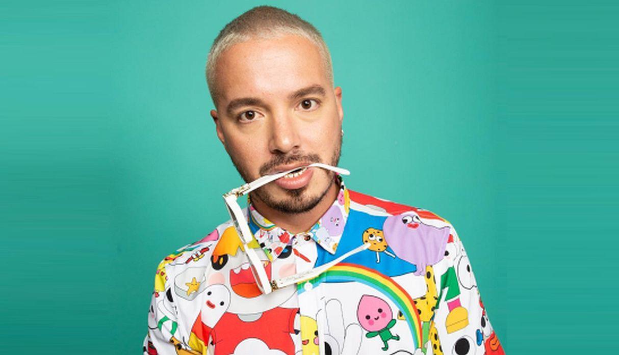 J Balvin casi  besó a mujer  que bailaba