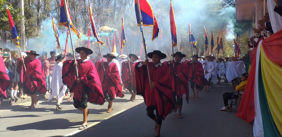 Entusiasmo de los estudiantes saludó el aniversario de Bolivia
